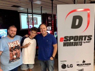 Duet Fit amplia su propuesta de eSports con eFITNERS 2 Anselmo Méndez, Director General del Grupo Duet (derecha) junto a Javier Pérez (centro) e Isaac Tortosa, mánager y capitán del equipo 11x11 de eFitners